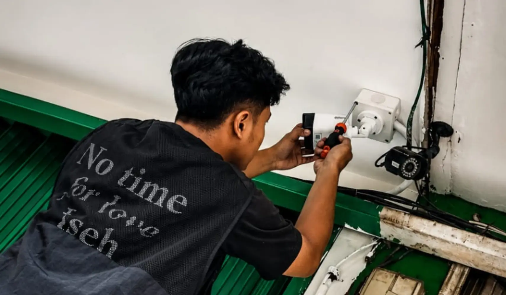 Dokumentasi pemasangan CCTV Depok — proses instalasi, foto 4